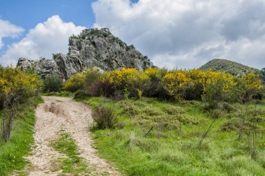 Zengin şaraphaneleri kıyıya bağlayan yol kayaların arasındaki dar bir boşluktan geçiyor. Efsaneye göre, soyguncular burada tüccarları beklemiş ve onları soymuşlar..        