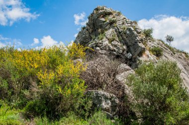 Zengin şaraphaneleri kıyıya bağlayan yol kayaların arasındaki dar bir boşluktan geçiyor. Efsaneye göre, soyguncular burada tüccarları beklemiş ve onları soymuşlar..        