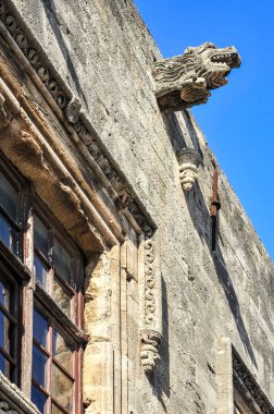 Knight Caddesi, Büyük Ustalar Sarayı 'ndan Rodos Limanı' na kadar uzanır ve Avrupa 'nın en eski ortaçağ sokağıdır..  