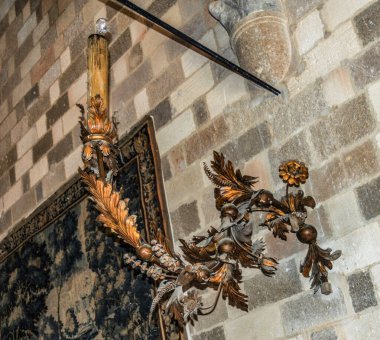 Türk yönetimi sırasında yıkılan Büyük Ustalar Sarayı 1930 'larda Kral III. Victor Emmanuel ve Benito Mussolini' nin emriyle İtalyanlar tarafından restore edildi.   