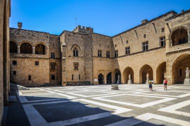 Orta Çağ 'da Doğu Akdeniz' i kontrol eden Hastahaneciler Tarikatı 'nın büyük efendilerinin sarayı 1408 yılında Bizans kalesinin bulunduğu yere inşa edildi..   