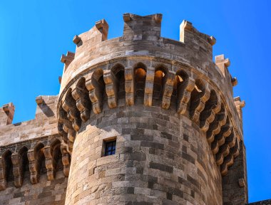 Orta Çağ 'da Doğu Akdeniz' i kontrol eden Hastahaneciler Tarikatı 'nın büyük efendilerinin sarayı 1408 yılında Bizans kalesinin bulunduğu yere inşa edildi..   