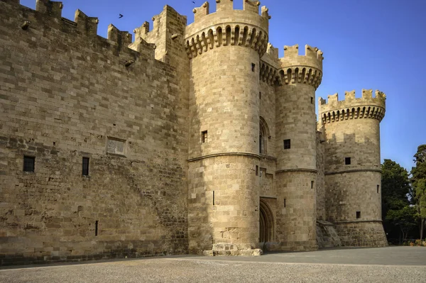 The palace of the great masters of the Order of the Hospitallers, who controlled the Eastern Mediterranean in the Middle Ages, was built in 1408 on the site of the Byzantine fortress.