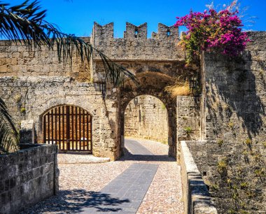 Ana Rodos şehrinin güçlü tahkimatlarının inşaatı 1309 yılında başladı ve 1522 yılına kadar devam etti, Türkler kaleyi ele geçirdi ve şövalyelere Malta adası verildi.       