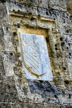 Ana Rodos şehrinin güçlü tahkimatlarının inşaatı 1309 yılında başladı ve 1522 yılına kadar devam etti, Türkler kaleyi ele geçirdi ve şövalyelere Malta adası verildi.       