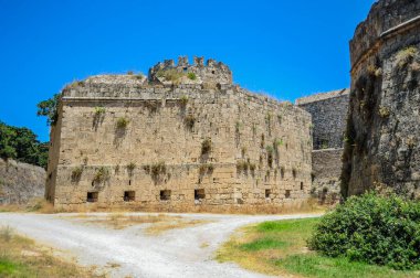 Ana Rodos şehrinin güçlü tahkimatlarının inşaatı 1309 yılında başladı ve 1522 yılına kadar devam etti, Türkler kaleyi ele geçirdi ve şövalyelere Malta adası verildi.       