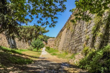 Ana Rodos şehrinin güçlü tahkimatlarının inşaatı 1309 yılında başladı ve 1522 yılına kadar devam etti, Türkler kaleyi ele geçirdi ve şövalyelere Malta adası verildi.       