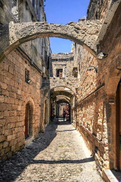 中世のロードスの狭い通りには2階建ての商人や職人の家があり アーチや通路で結ばれている 地震時の建物の安定性を確保します — ストック写真