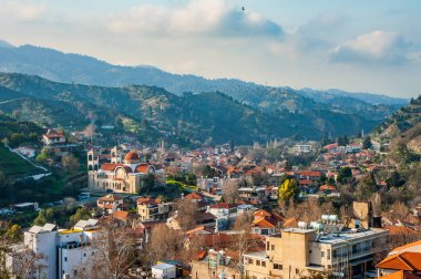 Yunanca kötü taş anlamına gelen Kakopetria köyü, Kıbrıs 'taki Troodos Dağları' nın en güzel ve antik köylerinden biridir..  