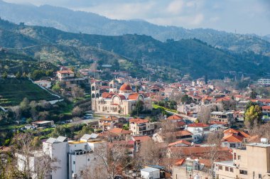 Yunanca kötü taş anlamına gelen Kakopetria köyü, Kıbrıs 'taki Troodos Dağları' nın en güzel ve antik köylerinden biridir..  