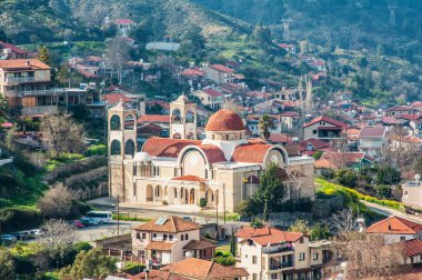 Yunanca kötü taş anlamına gelen Kakopetria köyü, Kıbrıs 'taki Troodos Dağları' nın en güzel ve antik köylerinden biridir..  