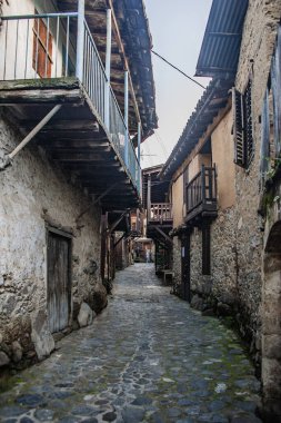 Baharda, eski bir köy turistlerden dinleniyor. Çiçek açan ağaçlar sessizce hışırdıyor ve bir dağ nehri taşların üzerinde gurulduyor..     