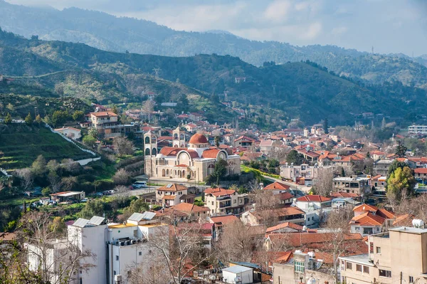 Yunanca kötü taş anlamına gelen Kakopetria köyü, Kıbrıs 'taki Troodos Dağları' nın en güzel ve antik köylerinden biridir..  
