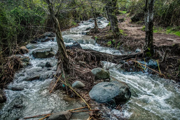 カコペトリアの山間部を流れるカルコティス川は夏には決して干上がりませんが 春には荒れ狂う川に変わります — ストック写真