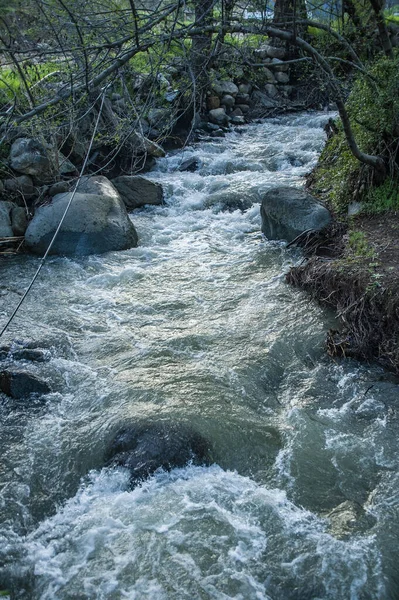 Río Karkotis Que Fluye Través Del Pueblo Montañoso Kakopetria Nunca —  Fotos de Stock