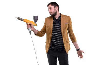 Toz tabancası ile genç esmer adam