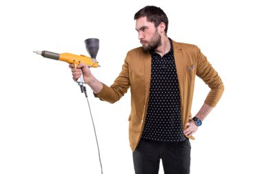 Toz tabancası ile esmer adam