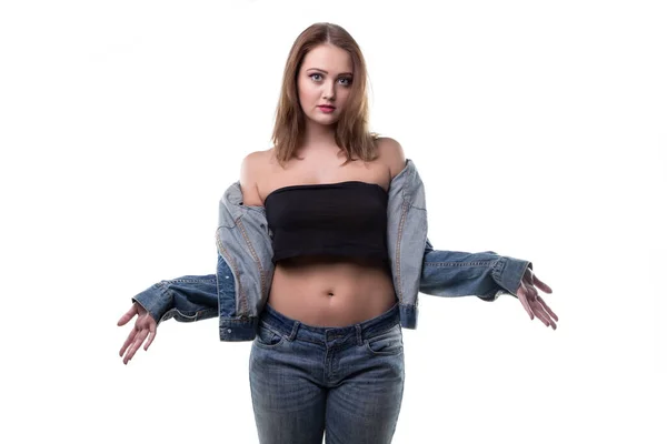 Donna sorpresa in jeans vestiti — Foto Stock