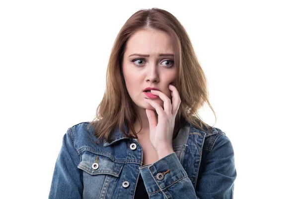 Mulher culpada em jaqueta jeans — Fotografia de Stock