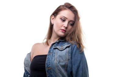 Kadında Kot ceket aşağı bakıyor