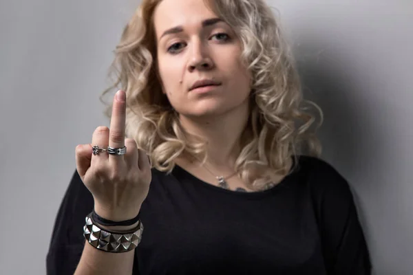 Zmęczony blond kobieta wyświetlone środkowy palec — Zdjęcie stockowe