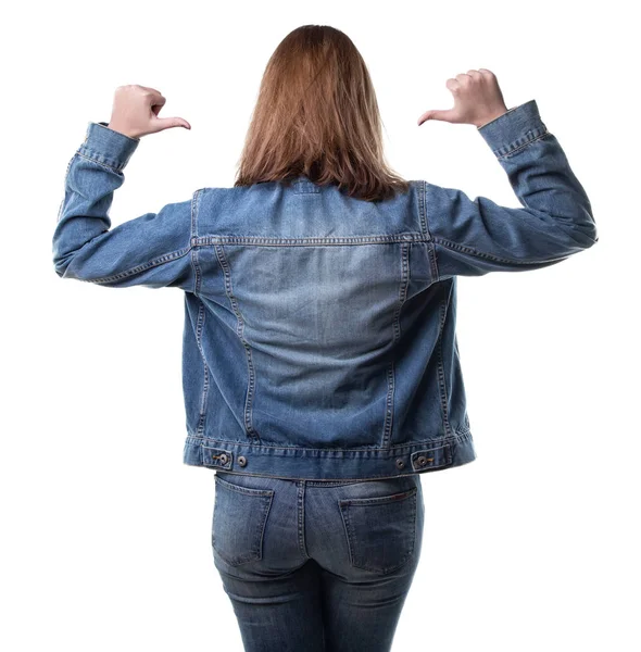 Frau trägt Jeansjacke und Daumen — Stockfoto