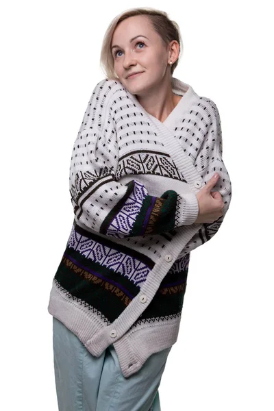 Blonďatá žena nosí Teplý svetr — Stock fotografie