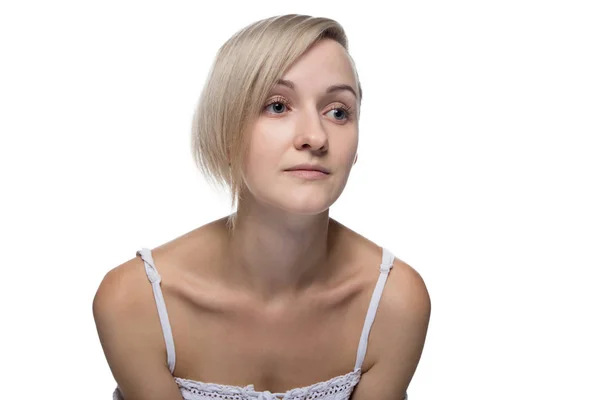 Ung blond kvinna med frisyr — Stockfoto