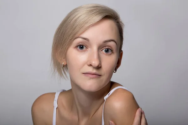 Gentle woman with bare shoulders — Stock Photo, Image