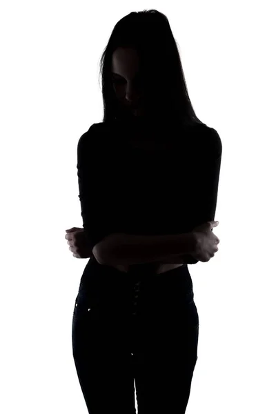 Silhuetten smal kvinna med armarna korsade — Stockfoto