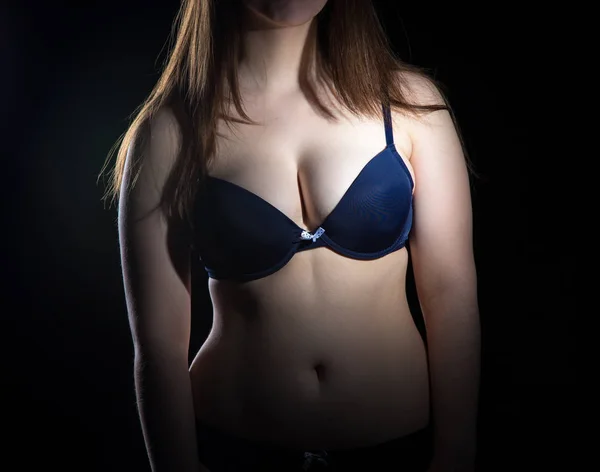 Giovane donna in lingerie indaco — Foto Stock