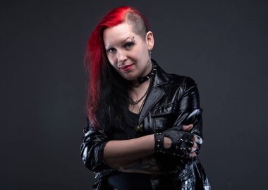 Deri ceketli punk kadın