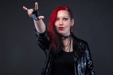 Şeytan boynuzu hareketi ile resmi olmayan kadın