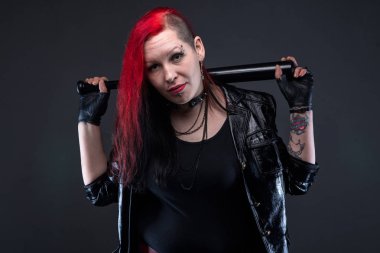 Beysbol sopası ile punk kadın
