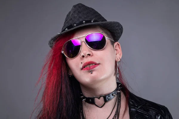 Siyah şapkalı punk kadın — Stok fotoğraf