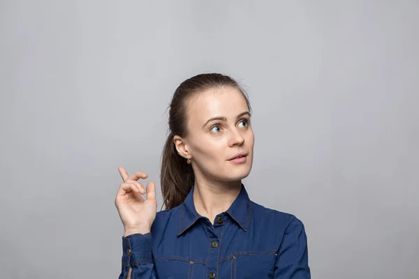 Porträt einer jungen Frau mit Idee — Stockfoto