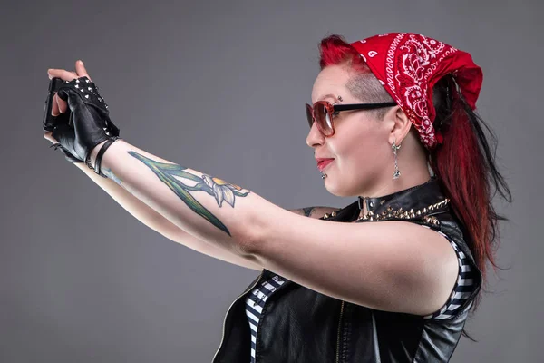 Punk femme faire selfie — Photo