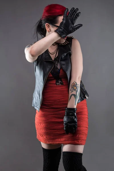 Schüchterne Punk-Frau im roten Kleid — Stockfoto