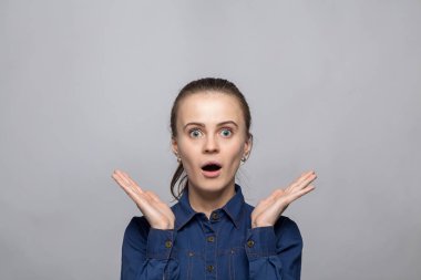 Açık ağız kadınla shoked portresi