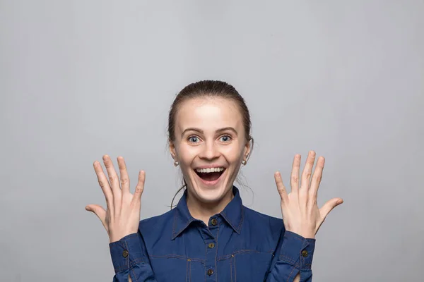 Mujer muy feliz con la boca abierta — Foto de Stock