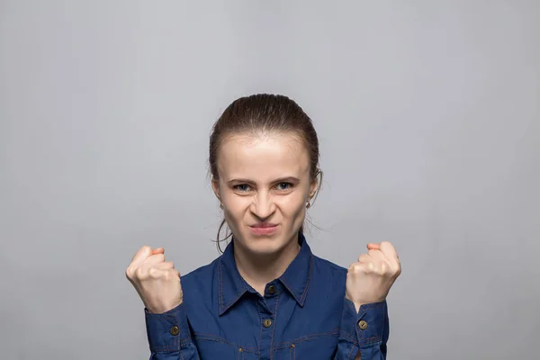 怒っている女性の肖像画 — ストック写真