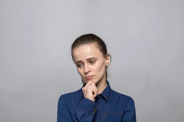 Retrato de una joven deprimida — Foto de Stock