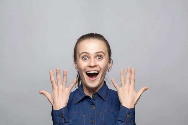 Retrato de mujer afortunada con la boca abierta — Foto de Stock