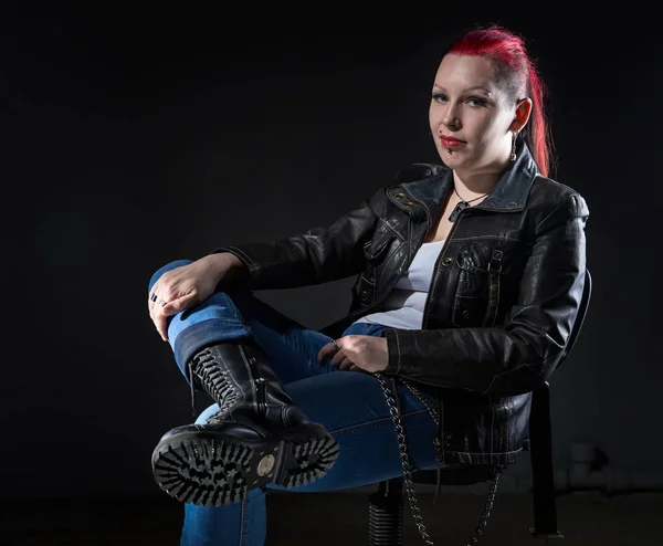 Sitting informal woman with shaved head — Stock Photo, Image