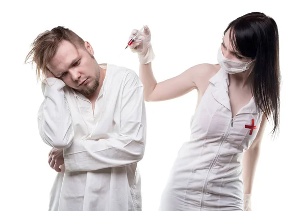 Enfermera con jeringa y paciente enfermo — Foto de Stock