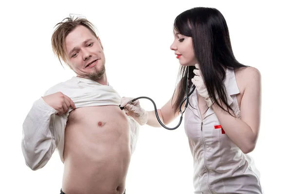 Медсестра зі стетоскопом і хворою людиною — стокове фото