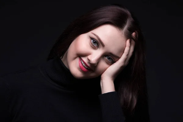 Retrato de una mujer sonriente con la cabeza inclinada — Foto de Stock