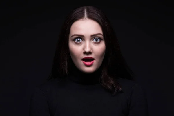 Portrait of surprised young woman — Stock Photo, Image