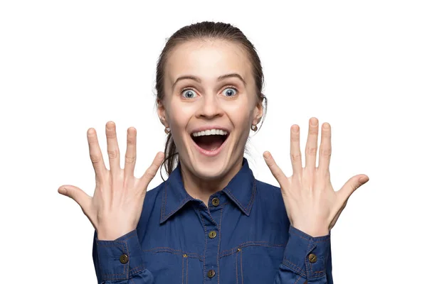 Porträt eines glücklichen Mädchens mit offenem Mund — Stockfoto