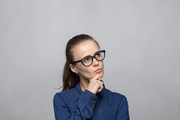 Porträt einer verwirrten Frau mit Brille — Stockfoto